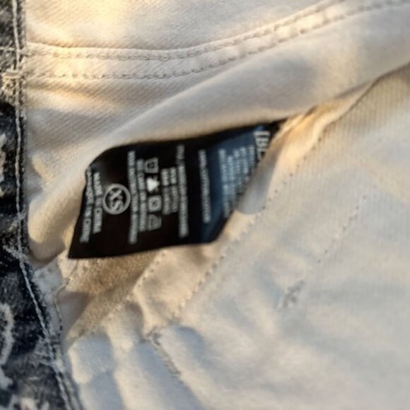 Blank NYC Animal print jean jacket size XS Worn twice!! - Picture 4 of 4